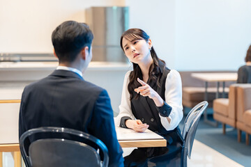 女性が男性に真剣な表情で話しかけているシーン