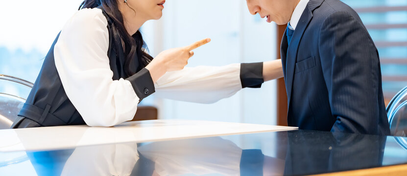 女性が男性に真剣な表情で話しかけているシーン