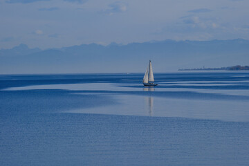 Bodensee, Segelboot auf dem Wasser mit Str&ouml;mungen