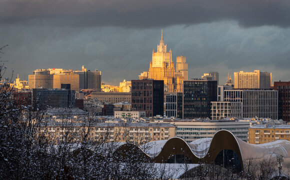 A city skyline with a large building in the middle