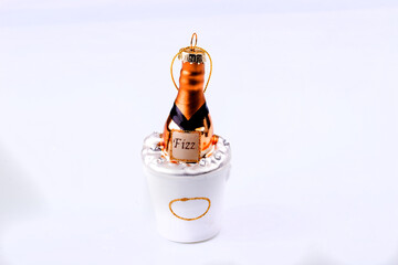 Christbaumkugel als Sektflasche