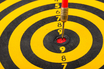 Dartscheibe mit Pfeil