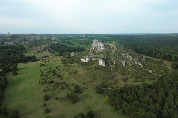 Obraz premium Forest-covered hills with exposed rock formation