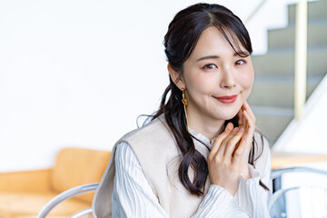 ナチュラルで落ち着いた雰囲気の女性ポートレート