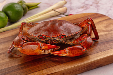 Gourmet steamed crab served lime