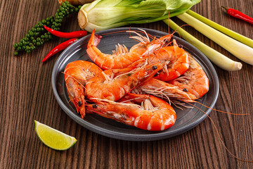 Tasty steamed prawns in the bowl