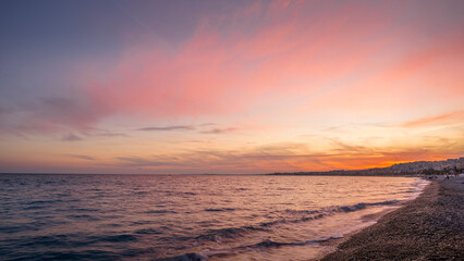 Paysage maritime du littoral méditerranéen au coucher du soleil autour de la ville de Nice
