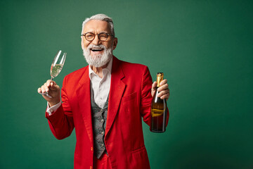 Obraz premium Joyful senior man celebrates winter festivities with champagne in vibrant attire