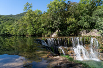 Plan d'eau calme avant une chute d'eau, dans les C&eacute;vennes en r&eacute;gion Occitanie