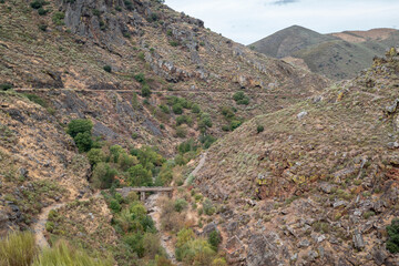 O Percurso hist&oacute;rico e a paisagem &aacute;rida de Freixo de Espada &agrave; Cinta com a Ponte de Santa Ana ao fundo e Cal&ccedil;ada de Alpajares, Junto ao Castro de S&atilde;o Paulo em Portugal