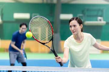 スポーツジムでテニスをする男女 撮影協力:スポーツクラブ&サウナスパ ルネサンス幕張24
