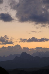 Majestätische Dolomitenlandschaft im warmen Licht – alpine Felsformationen und ruhige Natur