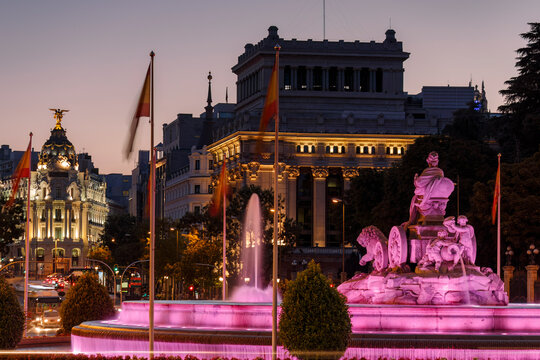 Evening view of Cibeles Fountain and Metropolis Building