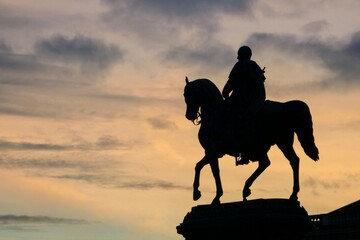 König-Johann-Denkmal auf dem Theaterplatz in Dresden Sonnenuntergang 
