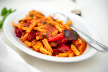 Maccarrones de busa con ortaggi biologici, tradizionale pasta fatta a mano della Cucina Sarda, cibo italiano 