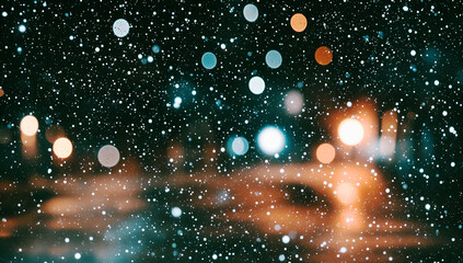 Sfondo che ricorda un tempo nevoso in un contesto notturno con aloni di luce colorati