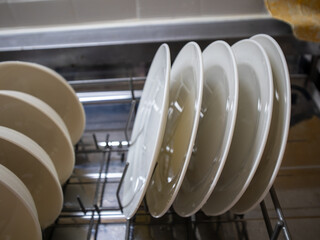 白い皿を食洗器のカゴいっぱいに入れてみた