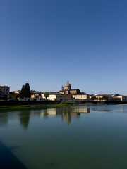 vista di chiesa sull'arno di firenze