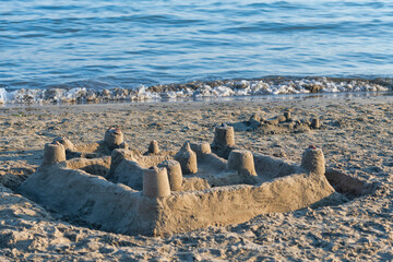 Ch&acirc;teau de sable fortifi&eacute; au bord de la mer m&eacute;diterran&eacute;e