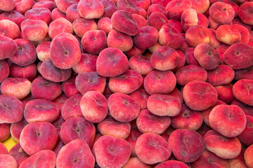 Des p&ecirc;ches plates et autres fruits du soleil sur les &eacute;tales des march&eacute;s du sud de la France en r&eacute;gion Occitanie