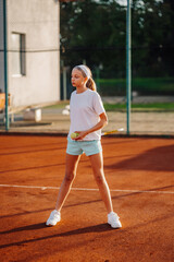 Fototapeta premium Young tennis player concentrating on clay court