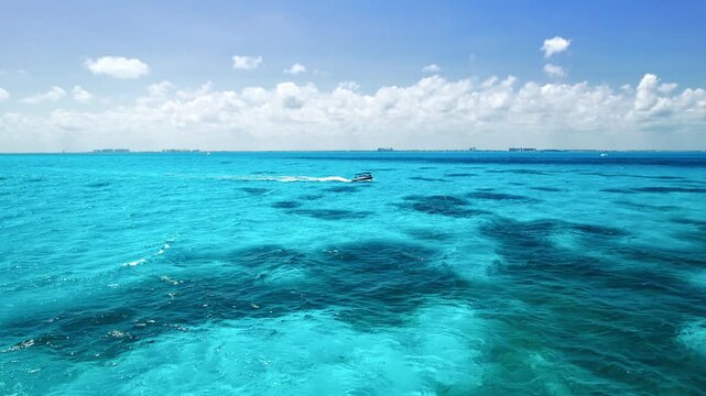 Lancha en mar turquesa, cancun, isla mujeres, caribe mexicano