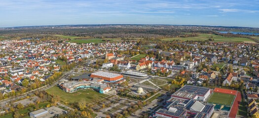 Die schwäbische Stadt Königsbrunn auf dem Lechfeld bei Augsburg aus der Vogelperspektive
