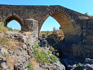 Il Ponte dei Saraceni, l'antico ponte medievale sul fiume Simeto in Sicilia.