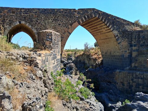 Il Ponte dei Saraceni, l'antico ponte medievale sul fiume Simeto in Sicilia.