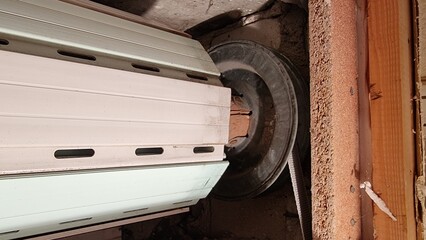 Im rollraum, reparatur der wicklung einer kunststoff -rolllade