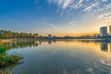 Obraz premium Sunset scenery by the city lake