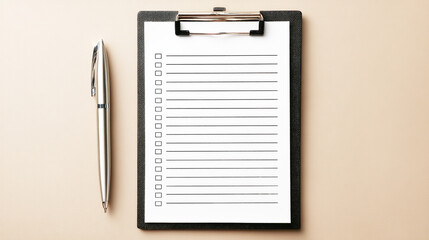 チェックリスト付きクリップボードとペンのフラットレイ
