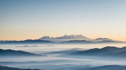 Monta&ntilde;as suaves entre capas de niebla al amanecer con horizonte azul y luz delicada en un paisaje et&eacute;reo y sereno
