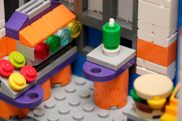 Obraz premium Colorful building scene featuring a playful food stall setup