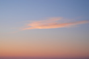 Fototapeta premium Soft pastel sunset sky with wispy clouds