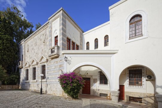 Palazzo di Giustizia, built in 1928 by Italian occupiers, former residence of the governors, today Palace of Justice, seat of the court, Akti Miaouli, Kos Town, Kos Island, Dodecanese Islands, Greece