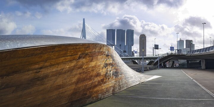 Artwork Twist & Shout by Martand Khosla, behind it the Erasmus Bridge and skyscrapers, Rotterdam, South Holland, Netherlands