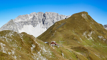 Auf dem Lechtaler H&ouml;henweg mit Blick zur Stuttgarter H&uuml;tte