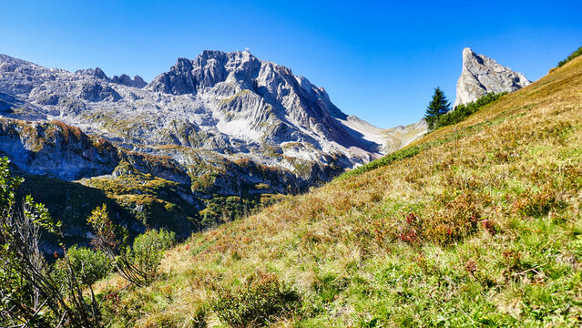 Auf dem Lechtaler H&ouml;henweg mit Blick auf die Roggspitze und Valluga