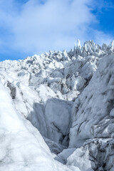 Obraz premium urope’s largest glacier unfolds like a shimmering sea of ice, with towering peaks, deep crevasses, and silent, majestic landscapes that take your breath away.