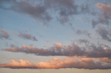 Scorcio di cielo con nuvole in un pomeriggio invernale
