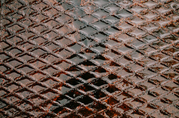 superficie in metallo arrugginito bagnata d'acqua vista da sopra