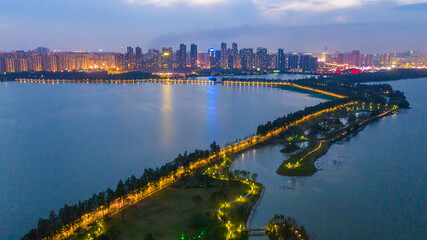 Obraz premium East Greenway Lake and City Skyline at Night - Aerial View