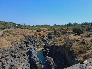 Il greto in secca del fiume Simeto in Sicilia, una piccola gola (Canyon) scavata nella roccia lavica.