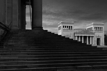 Propyläen Gebäude am Königsplatz, München, in schwarzweiß