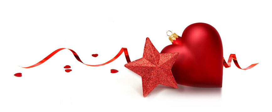 Dekoracja świąteczna - dwie czerwonee bombki choinkowe: serce i gwiazda z czerwoną, spiralną tasiemką i serduszkami