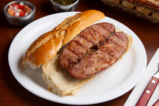 choripan tipico plato argentino de chorizo entre panes