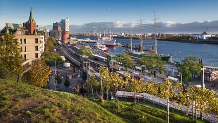 Blick vom Weinberg Hafen Hamburg sonnig