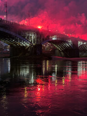 Most Poniatowskiego w Warszawie. Noc, poch&oacute;d przez most. Wisła, plaża, rzeka, centrum Warszawy