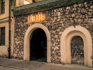 Obraz premium Fachada de un bar de copas en la ciudad de Cracovia (Polonia).